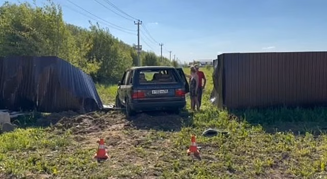 Иномарка дважды протаранила забор в Кстовском округе