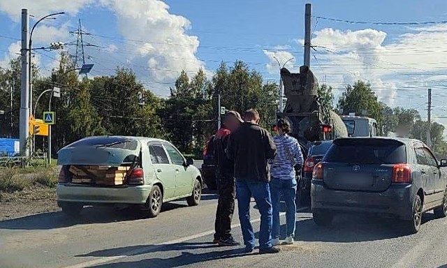 Три автомобиля столкнулись на перекрестке в Кемерове
