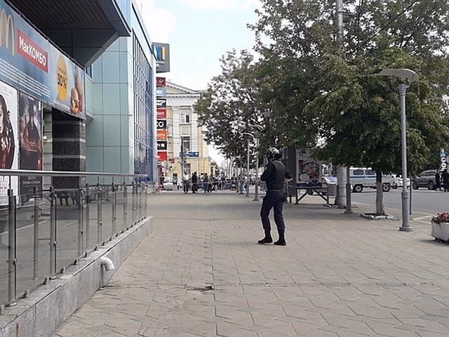 Остановку оцепили из-за бесхозного пакета