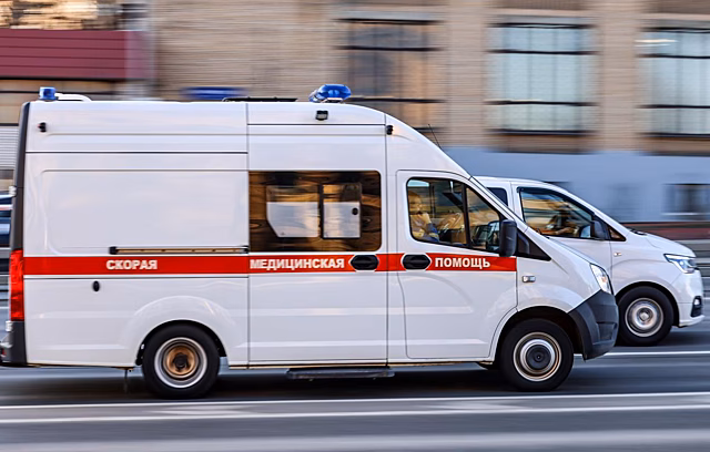 В Москве машина скорой врезалась в столб, пострадали фельдшеры