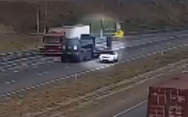 На трассе М-4 водитель легкового авто врезался в стоящий на обочине грузовик