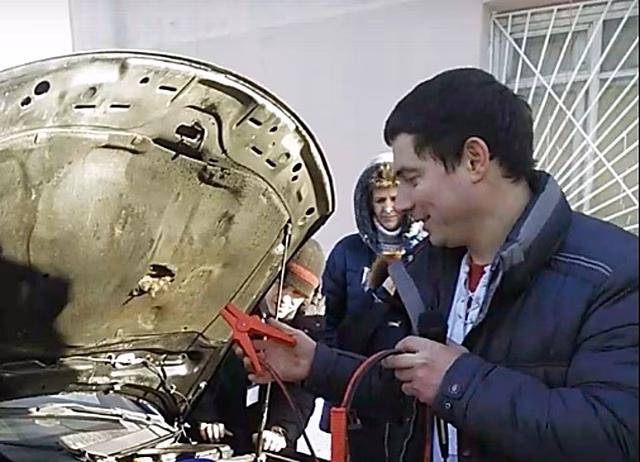 Выборгские добровольцы рассказали водителям, как правильно "прикуривать" авто