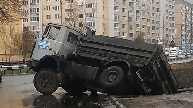 «В Саратове всё плохо, что земля уходит в другую область». В Солнечном под землю ушел КамАЗ