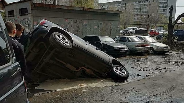 ЧП на Куприянова. Полиция накажет коммунальщиков за опасную неогороженную яму