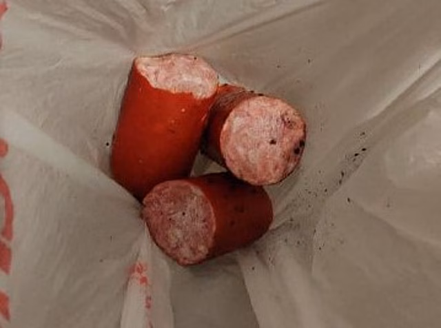 В Курске окно в многоэтажке на проспекте Дериглазова разбили колбасой