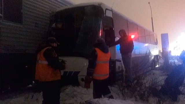 Поезд протаранил пассажирский автобус на переезде в Петербурге