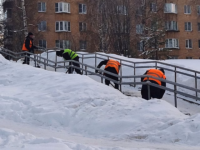 Должников направили убирать улицы в Петрозаводске и Заозерье