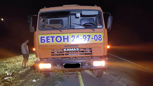Под Татищевом водитель бетономешалки припарковал транспорт на обочине и погиб