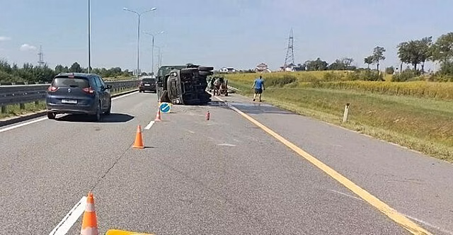 Пострадал пассажир: под Калининградом из-за лопнувшего колеса опрокинулся грузовик