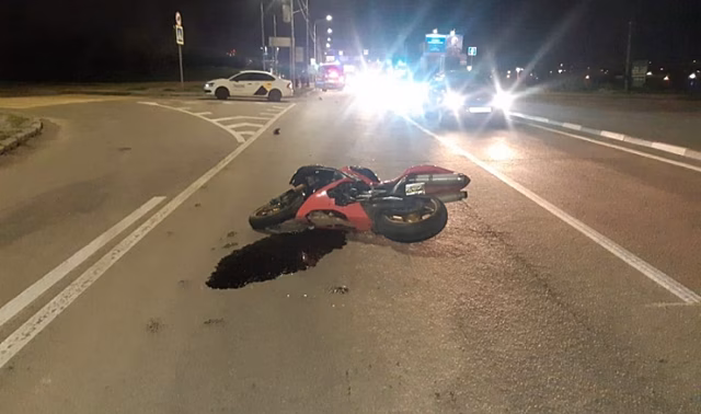 В ночном ДТП в центре Волгограда пострадал 30-летний мотоциклист