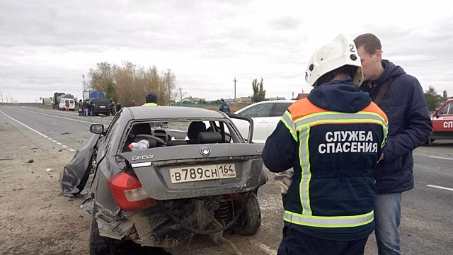 Автоледи из Энгельса спровоцировала массовую аварию с 8 пострадавшими