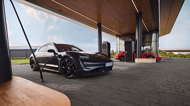 Porsche открыла первый зарядный «лаундж» для гибридов и электрокаров