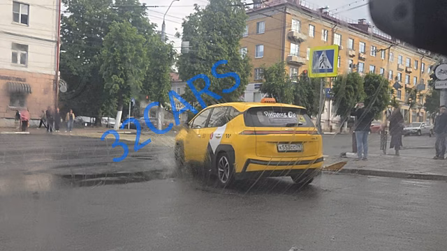 Новый электрокроссовер UMO 5 замечен в Брянске: уже работает в "Яндекс Go"