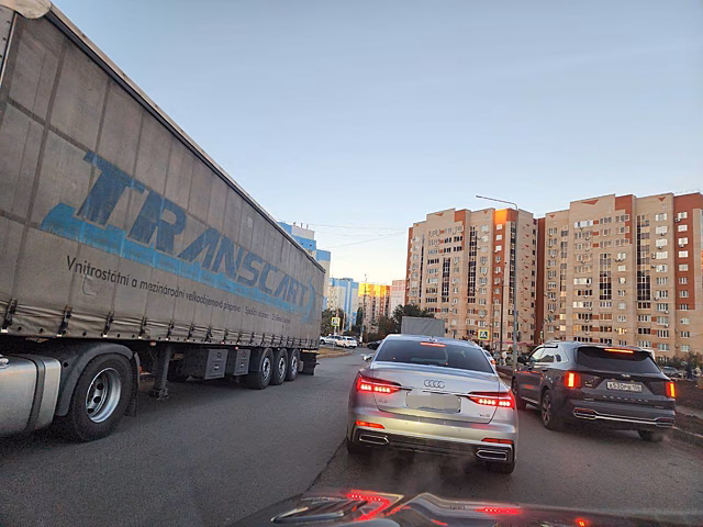 В северо-восточном МКР Оренбурга борются с парковкой большегрузов