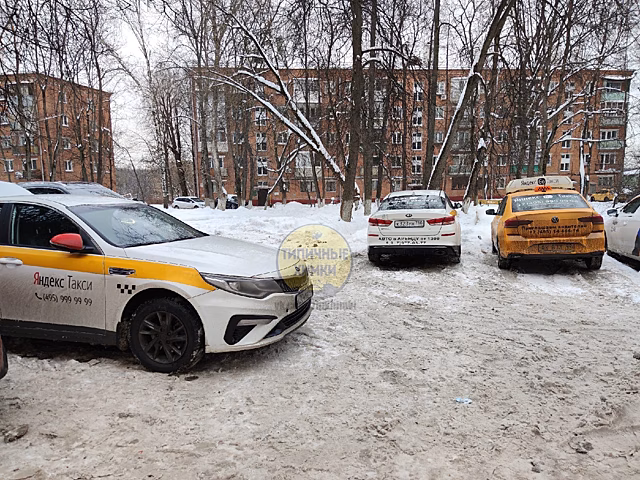 Россияне пожаловались на скопления машин такси во дворах и получили советы