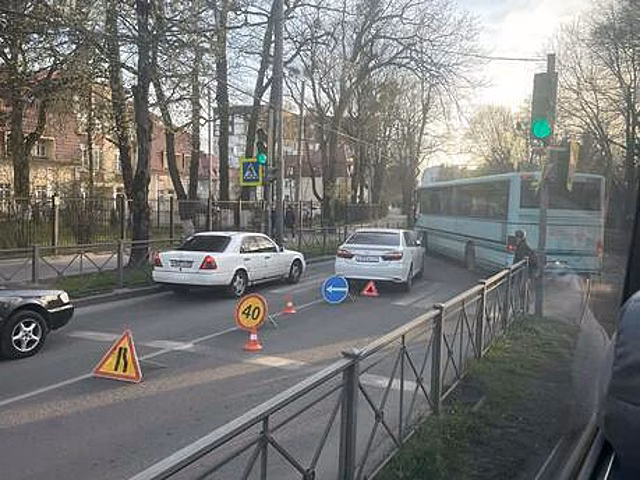 «Автобусы не могут проехать»: проспект Победы вечером в пятницу встал в пробке из-за ДТП
