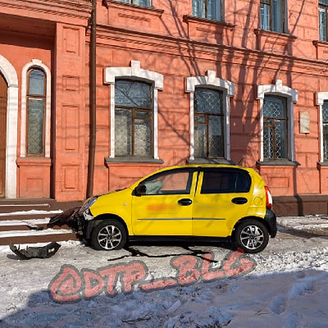 В Благовещенске такси, уходя от удара, врезалось в здание