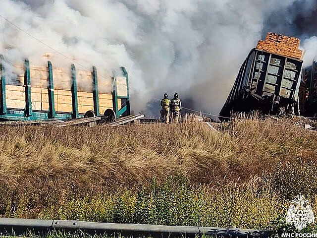 Столкнувшийся с поездом грузовик под Смоленском выехал на красный свет