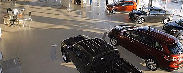 В Новосибирске несколько автосалонов приостановили продажи машин до полной ясности