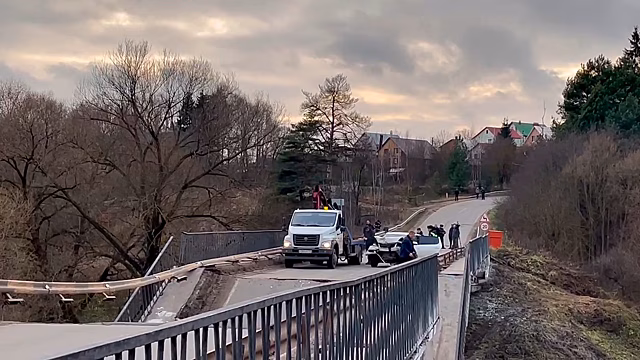 В Подмосковье извлекли авто, которое обрушилось с мостом над рекой Пахра