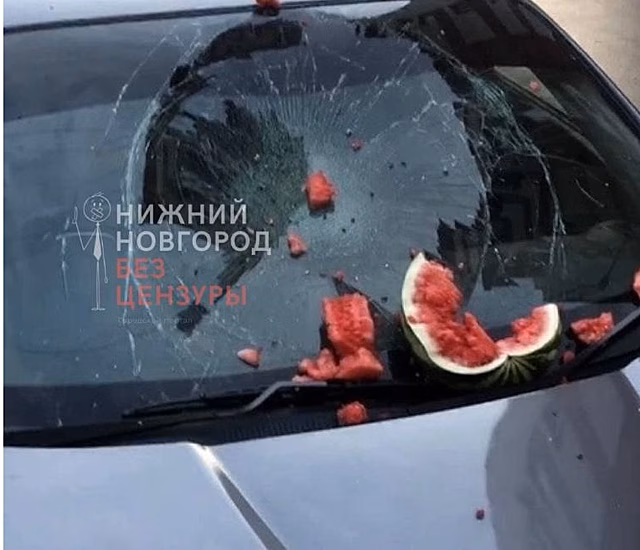 Житель Сарова из мести бросил в автомобиль арбуз в Нижнем Новгороде