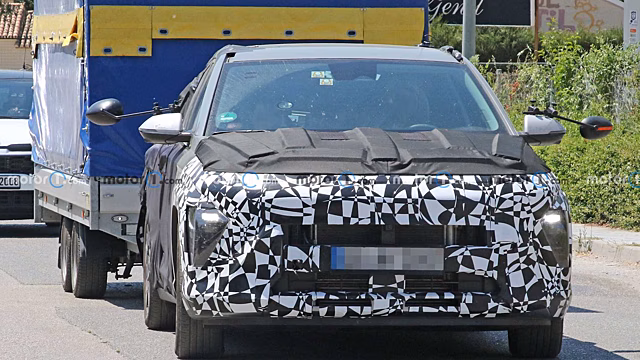 Шпионские снимки нового Hyundai Kona запечатлели кроссовер, буксирующий тяжелый груз