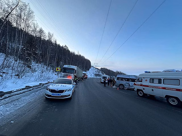В России 12 человек пострадали в ДТП с пассажирским микроавтобусом