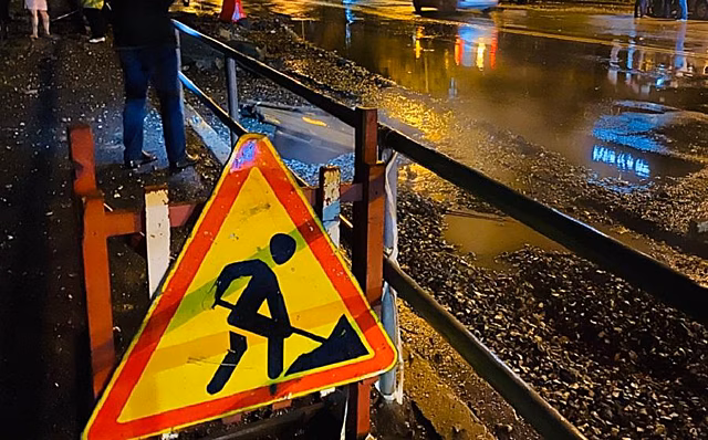 «Хлещет кипяток, и клубы пара»: в центре Владивостока прорвало трубу