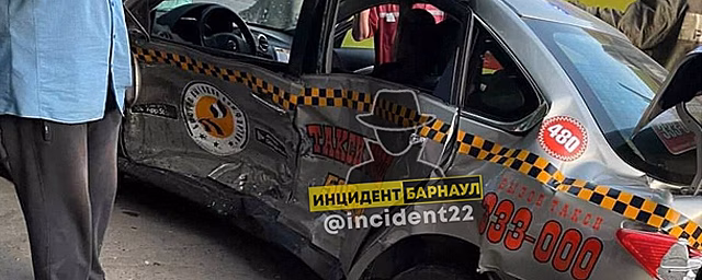 В Барнауле в жёстком ДТП пострадал водитель такси