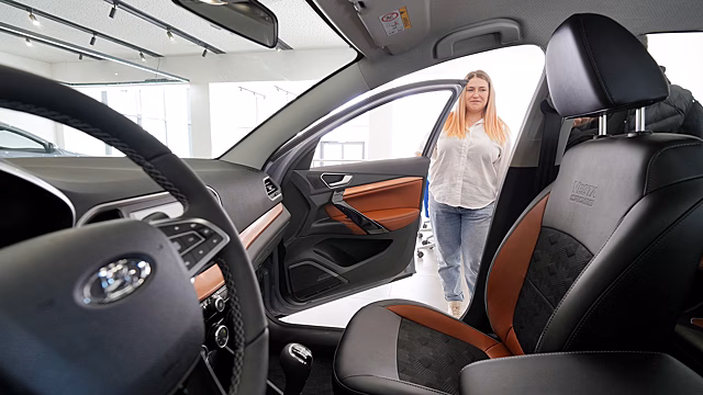 Объём выданных автокредитов в России вырос на четверть