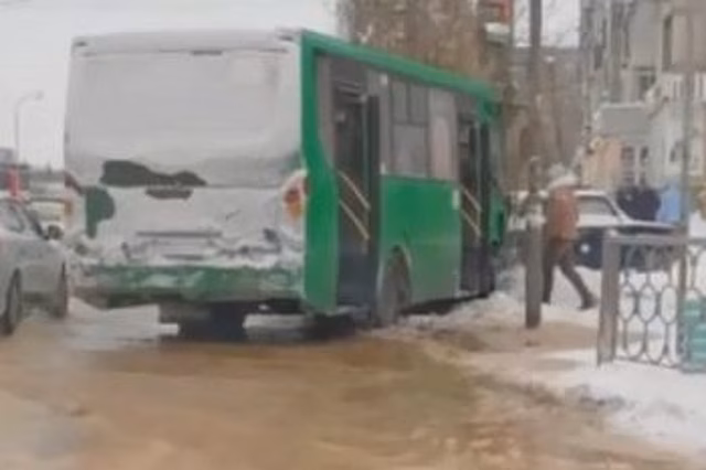 Улицу Екатеринбурга залило водой коричневого цвета