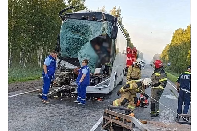 Автобус с вахтовиками разбился на тюменской трассе. Один человек погиб