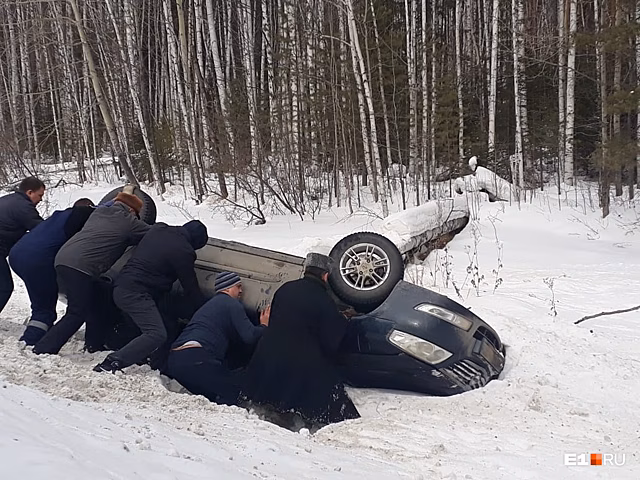 Спешила на экзамен: на Серовском тракте Nissan студентки вылетел с трассы и перевернулся