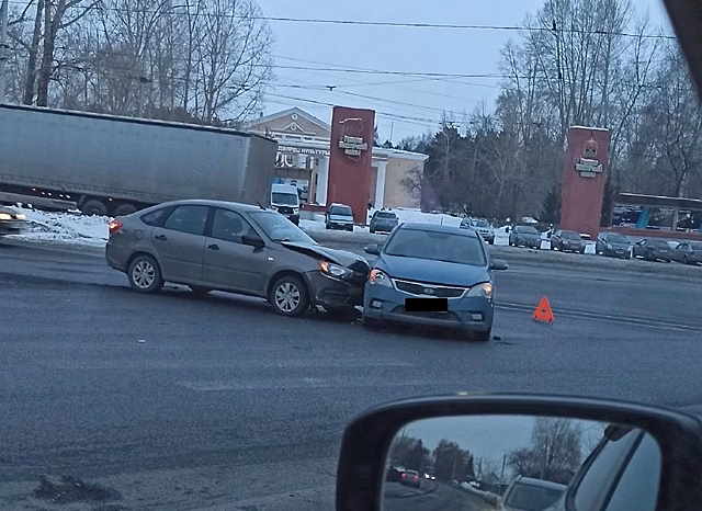 Два автомобиля столкнулись в Кемерове
