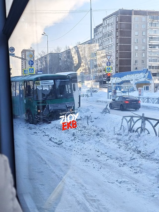 В Екатеринбурге автобус выехал на встречку и врезался в ограждение
