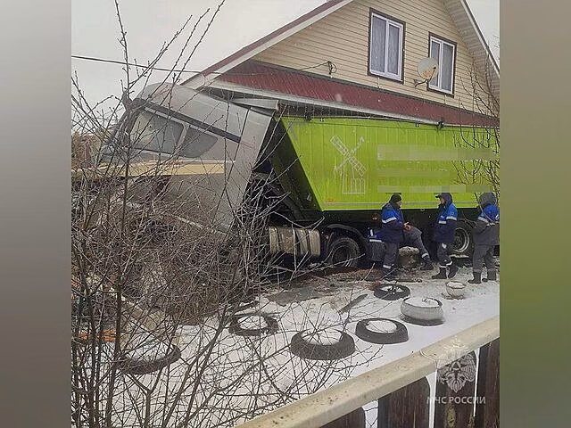 Фура врезалась в жилой дом в Нижегородской области