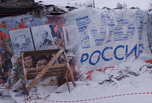 Неизвестные прикрыли развалины в Кемерове портретами ветеранов