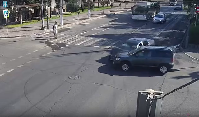 В центре Волгограда около областной администрации столкнулись две иномарки