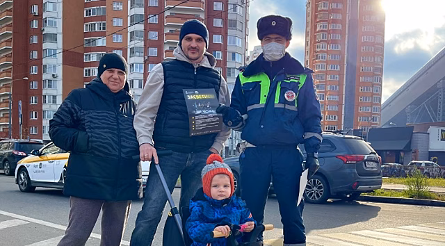 Сотрудники ГИБДД в Красногорске провели профилактические беседы с пешеходами