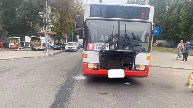 В Саратове автобус №18Д сбил женщину