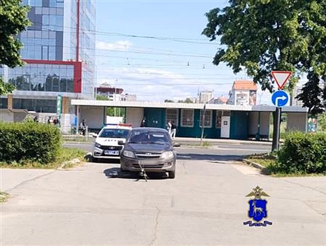 Два подростка на электросамокате попали под машину в Тольятти