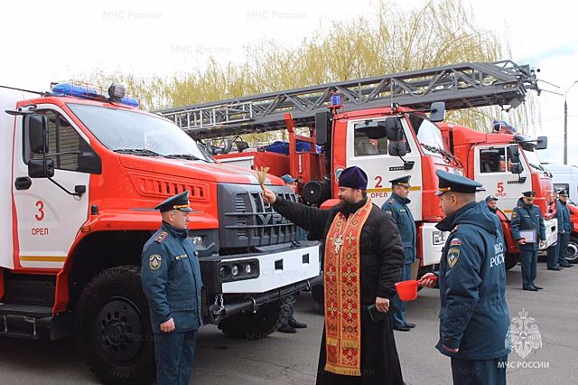 Орловским пожарным передали новые автоцистерны, автолестницу и штабной автомобиль