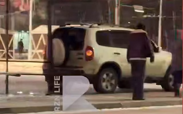 В Рязани автомобиль въехал в остановку общественного транспорта