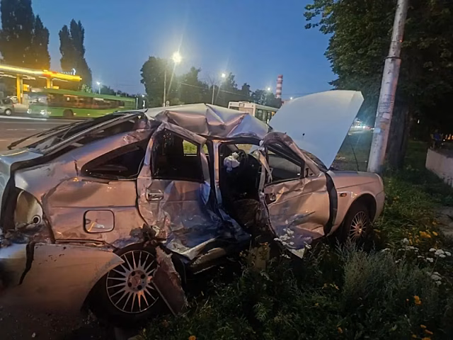 В Липецке смяло "Приору" в ДТП с пассажирским автобусом