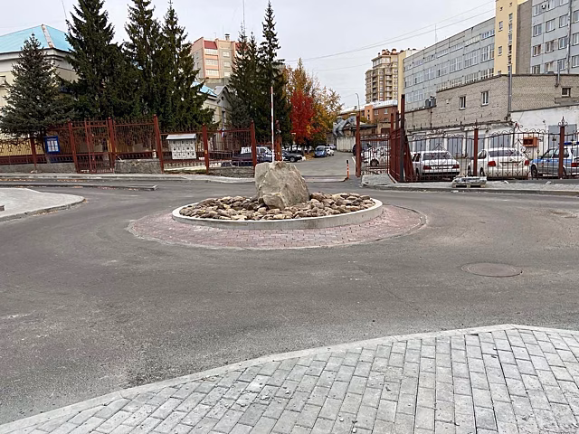 В Челябинске на улице Монакова появилось кольцевое движение с каменной клумбой