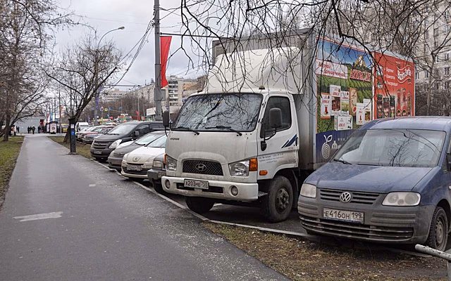 Не паркуйте машину таким способом, иначе вам грозит дорогостоящий ремонт