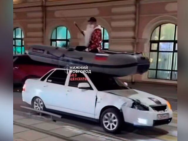 Водителя из Нижнего Новгорода оштрафовали за перевозку Деда Мороза на крыше авто