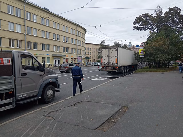 В Петербурге проверяют большегрузы после сбитого насмерть самокатчика