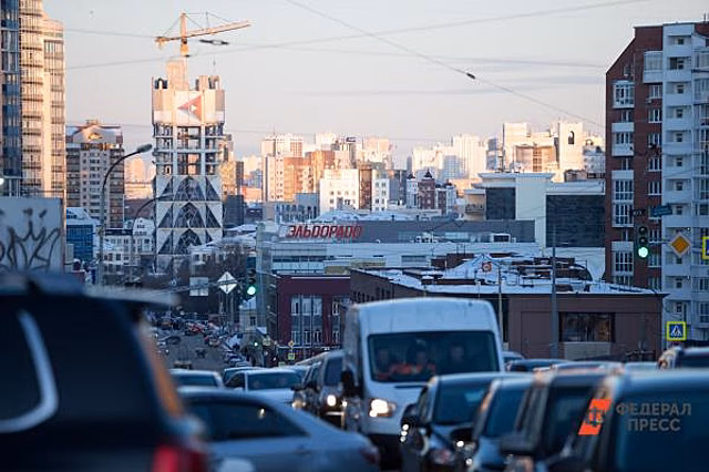 В Новосибирске на спуске с моста оторвался трос с дорожными знаками