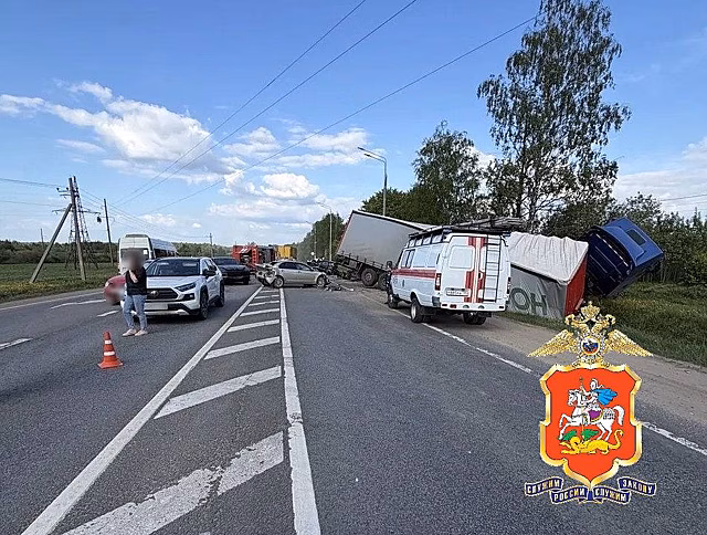 В массовом ДТП с грузовиком под Москвой пострадали девять человек